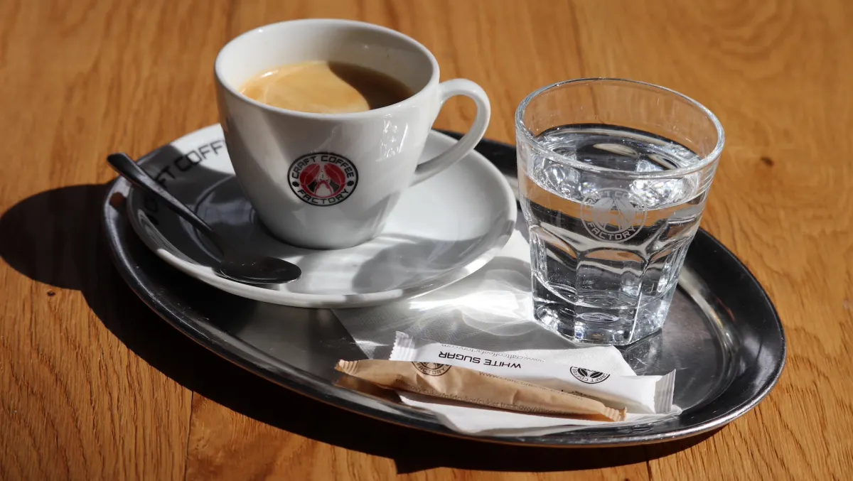 Espresso v šálke Craft Coffee Factory s pohárom vody na tácke