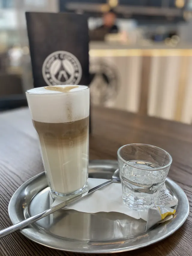 Latte macchiato vo vysokom pohári